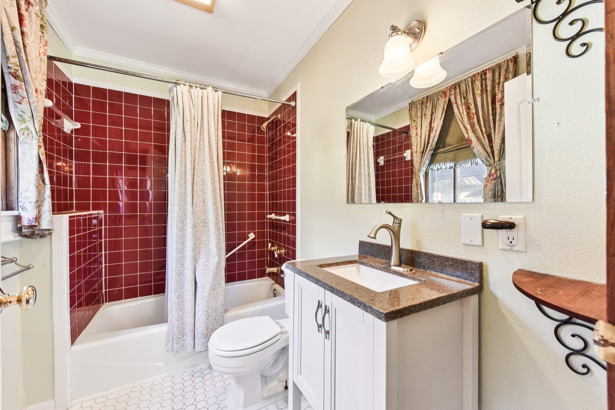 419 W San Antonio St, Lockhart, TX 78644