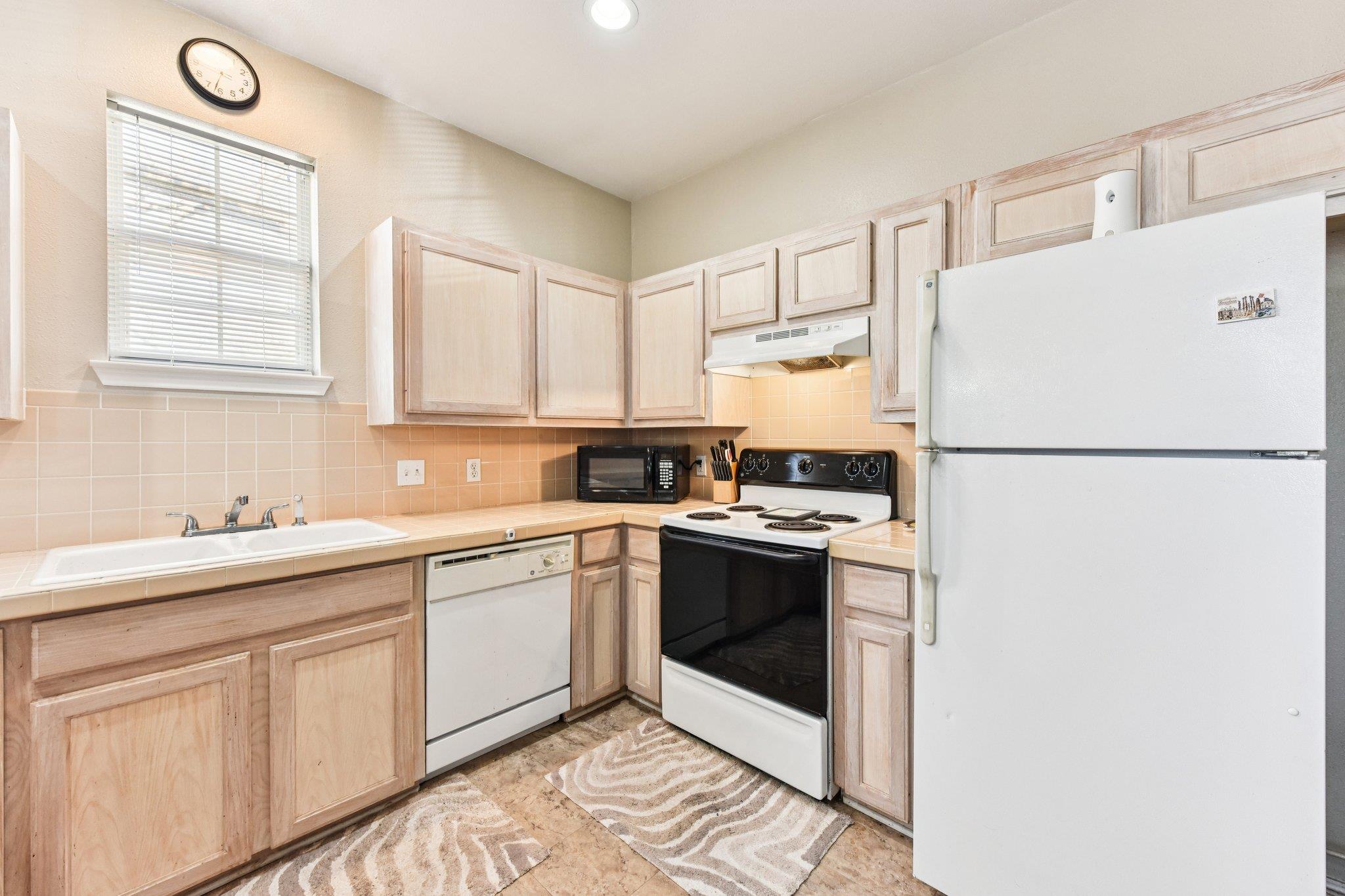 419 W San Antonio St, Lockhart, TX 78644