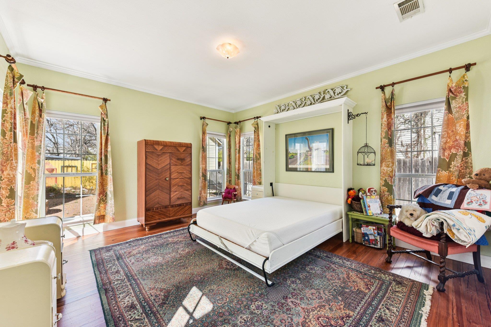 419 W San Antonio St, Lockhart, TX 78644