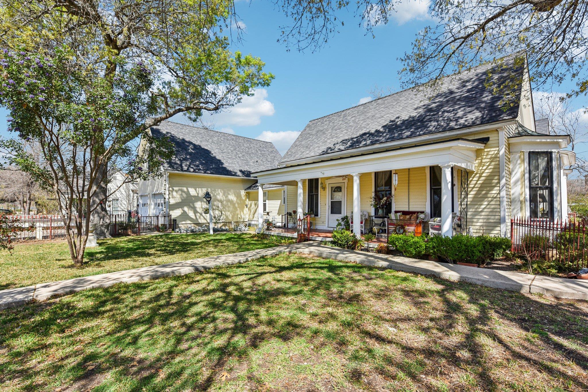 419 W San Antonio St, Lockhart, TX 78644