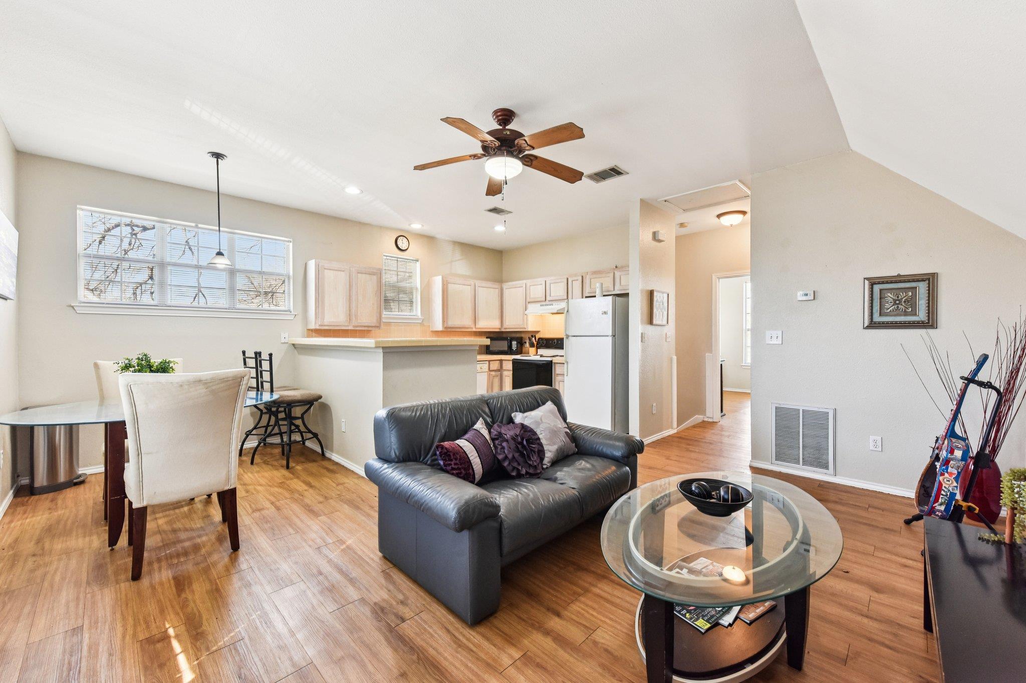 419 W San Antonio St, Lockhart, TX 78644