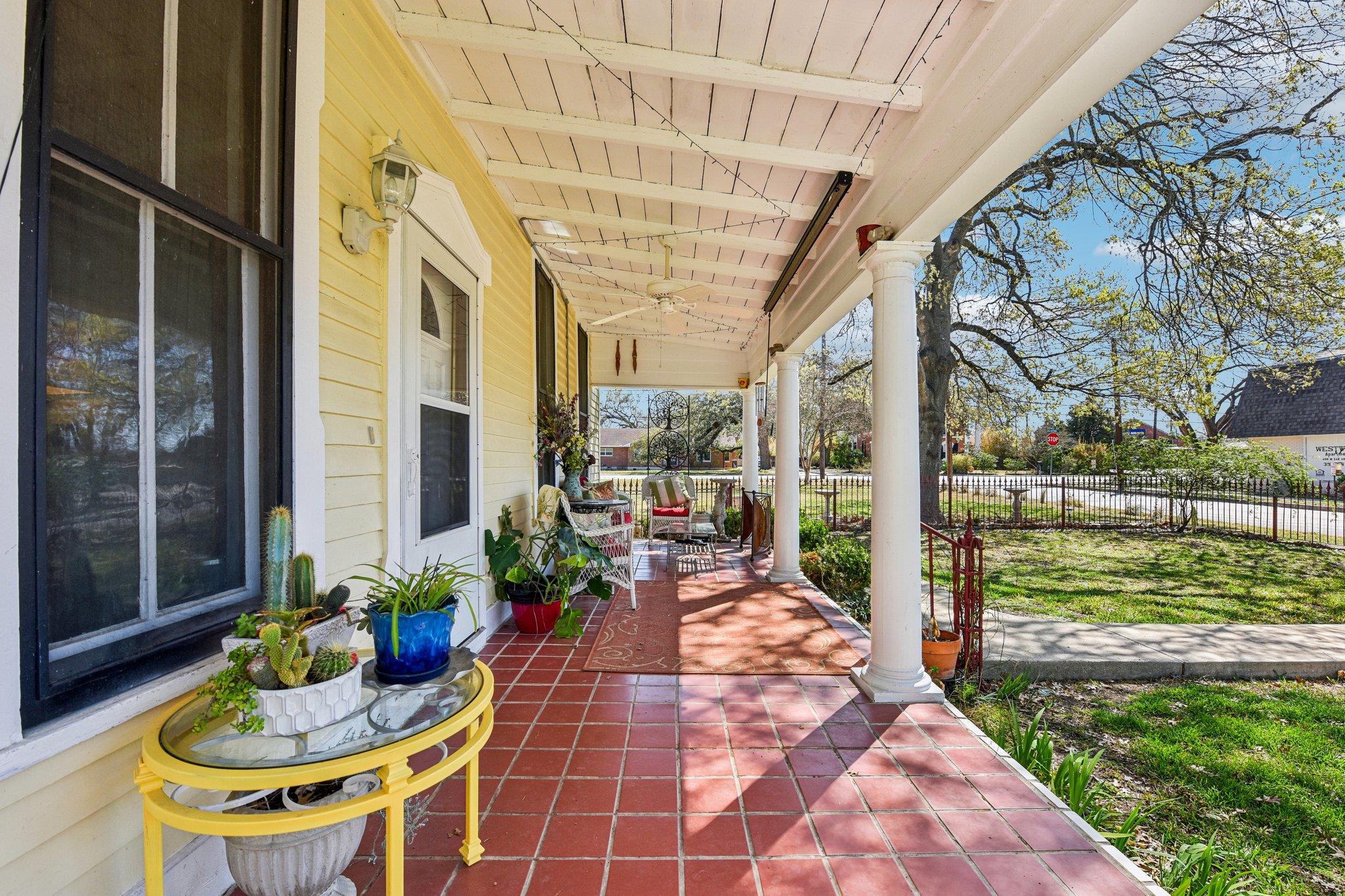 419 W San Antonio St, Lockhart, TX 78644