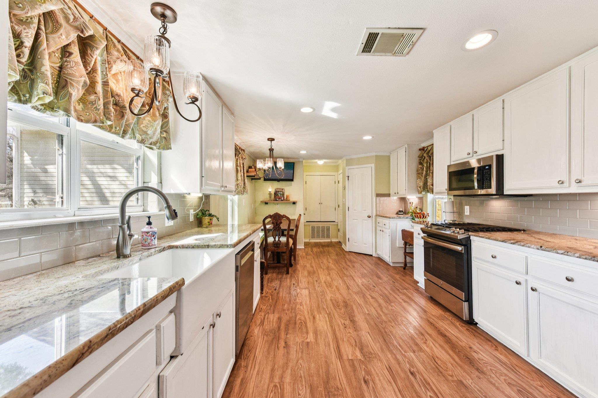 419 W San Antonio St, Lockhart, TX 78644