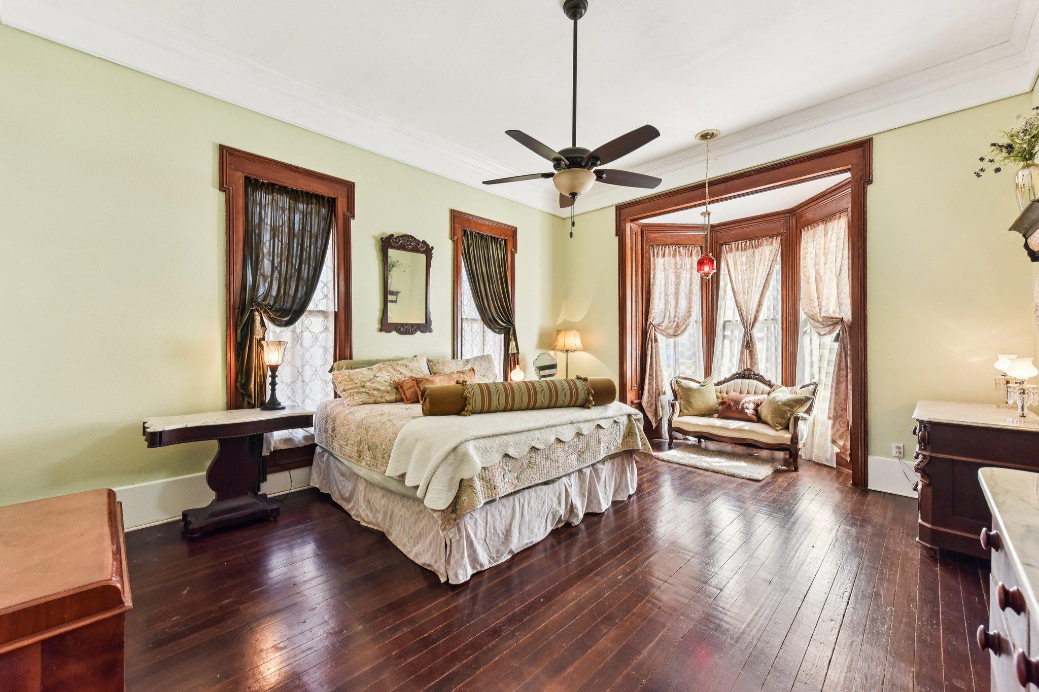 419 W San Antonio St, Lockhart, TX 78644