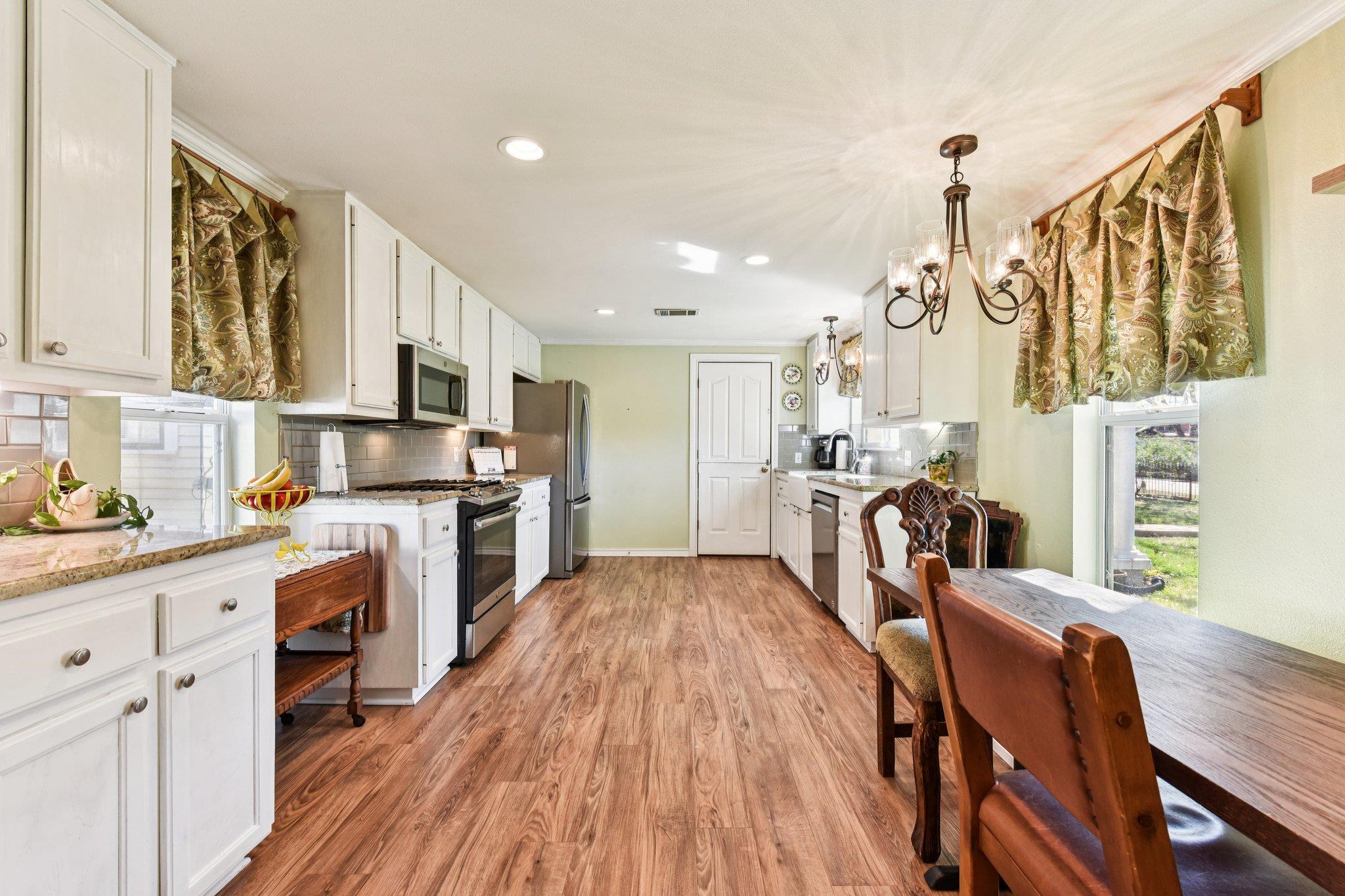 419 W San Antonio St, Lockhart, TX 78644