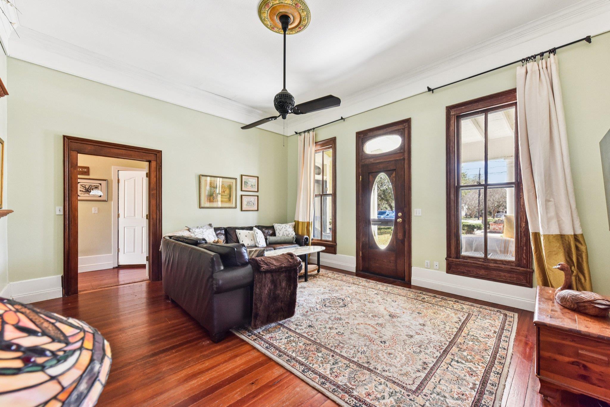 419 W San Antonio St, Lockhart, TX 78644