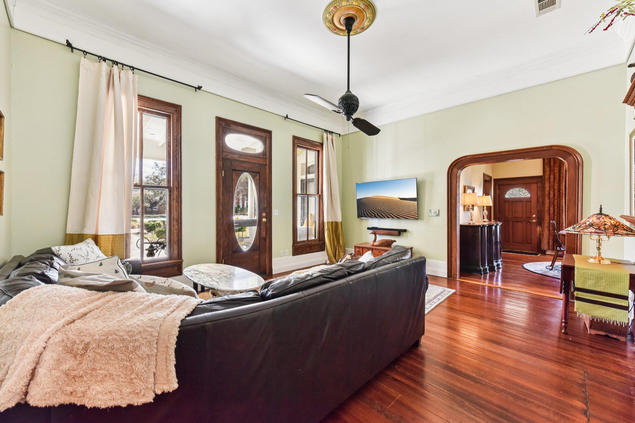 419 W San Antonio St, Lockhart, TX 78644