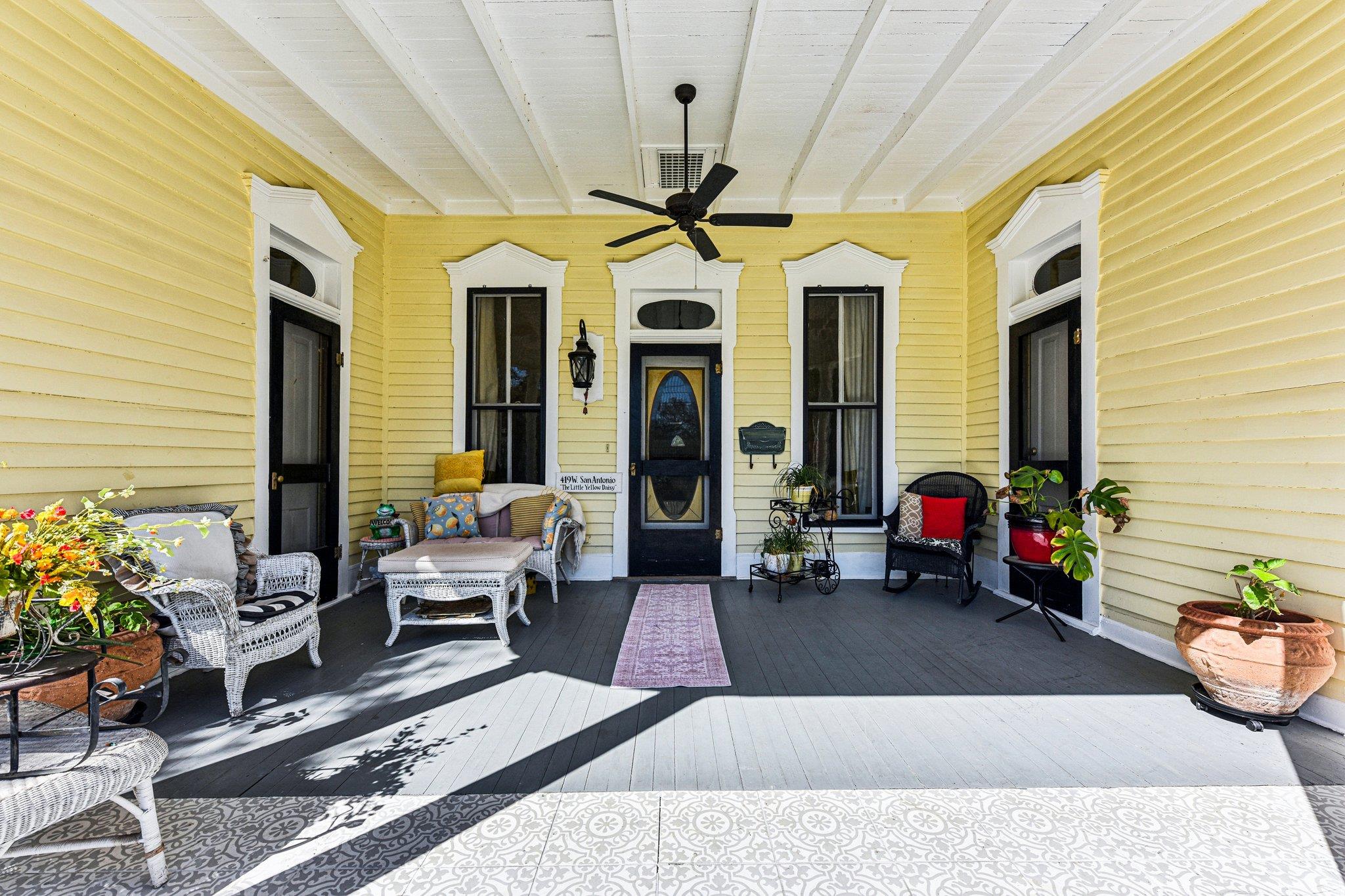 419 W San Antonio St, Lockhart, TX 78644