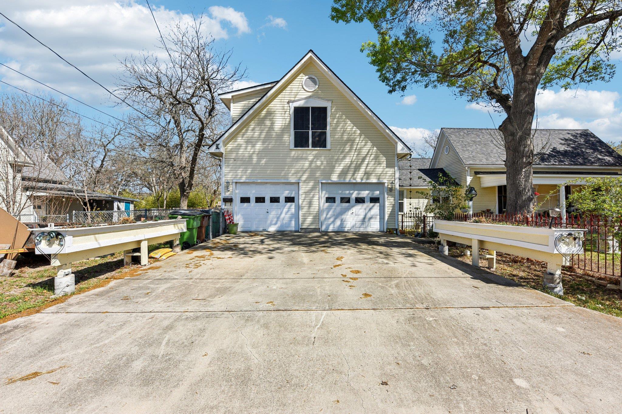 419 W San Antonio St, Lockhart, TX 78644