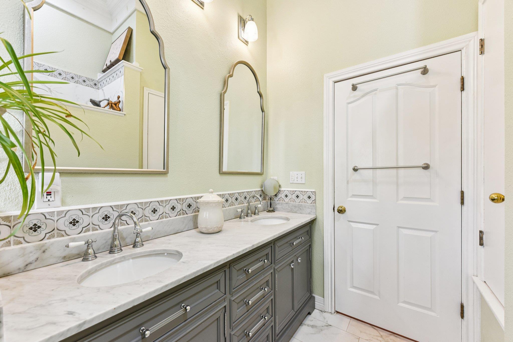 419 W San Antonio St, Lockhart, TX 78644