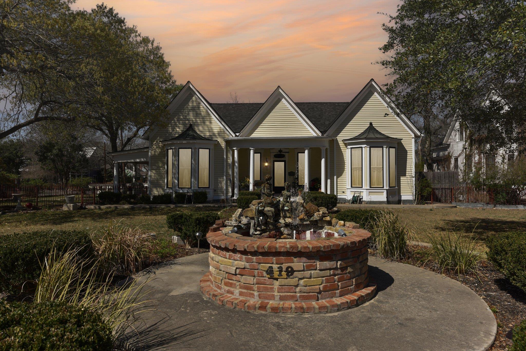 419 W San Antonio St, Lockhart, TX 78644