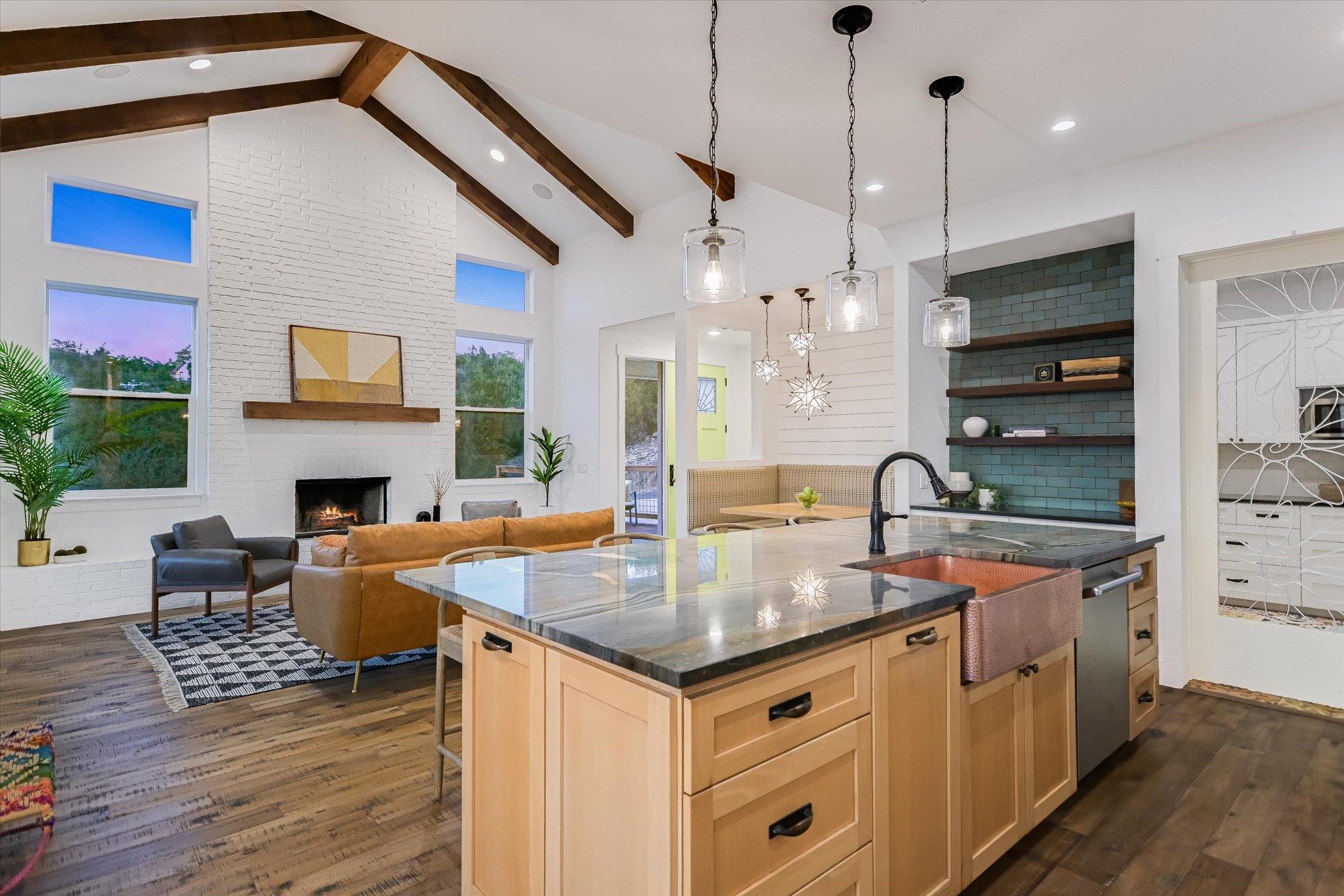 211 Ronay Dr, Spicewood, TX 78669