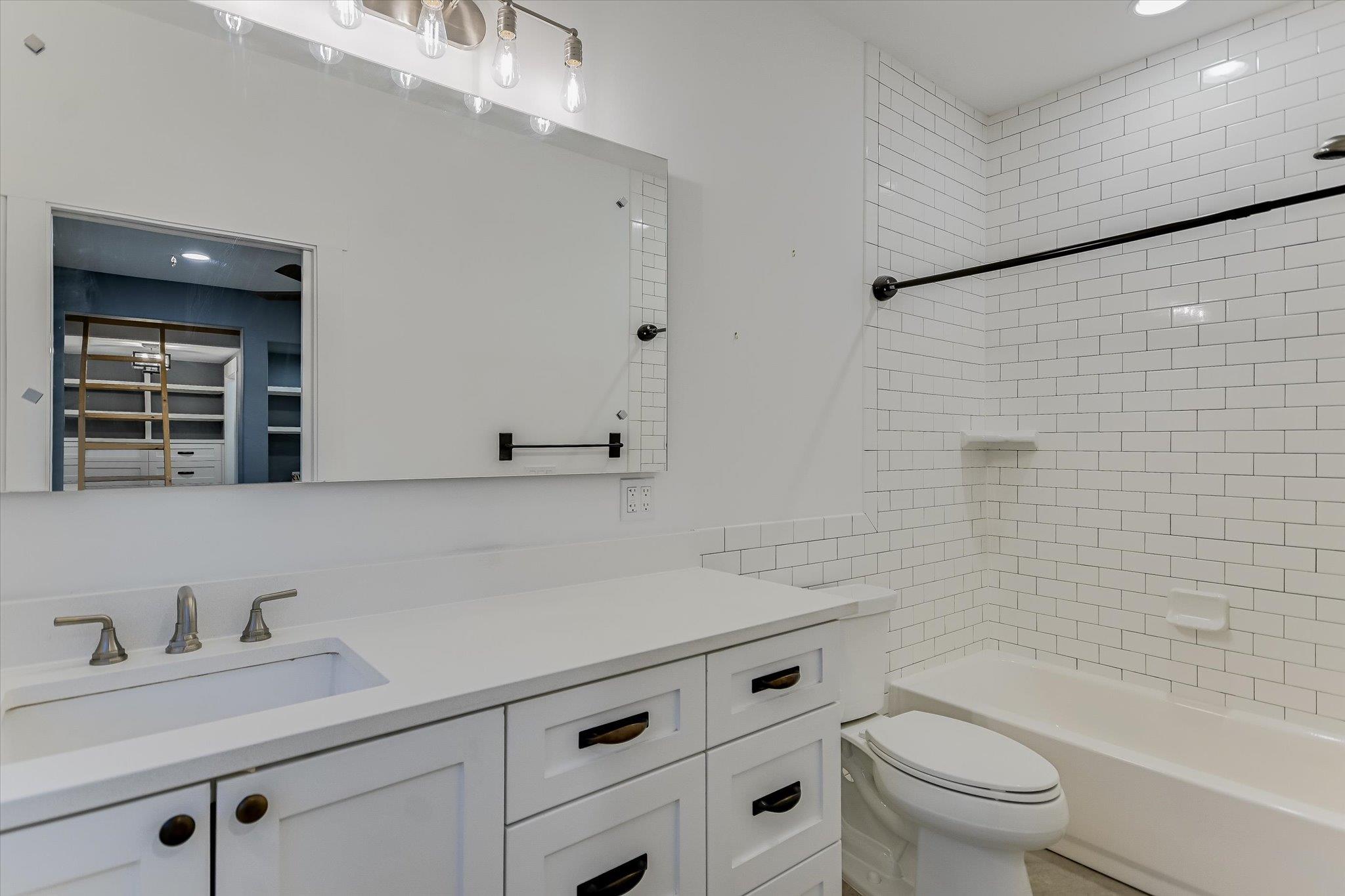 211 Ronay Dr, Spicewood, TX 78669