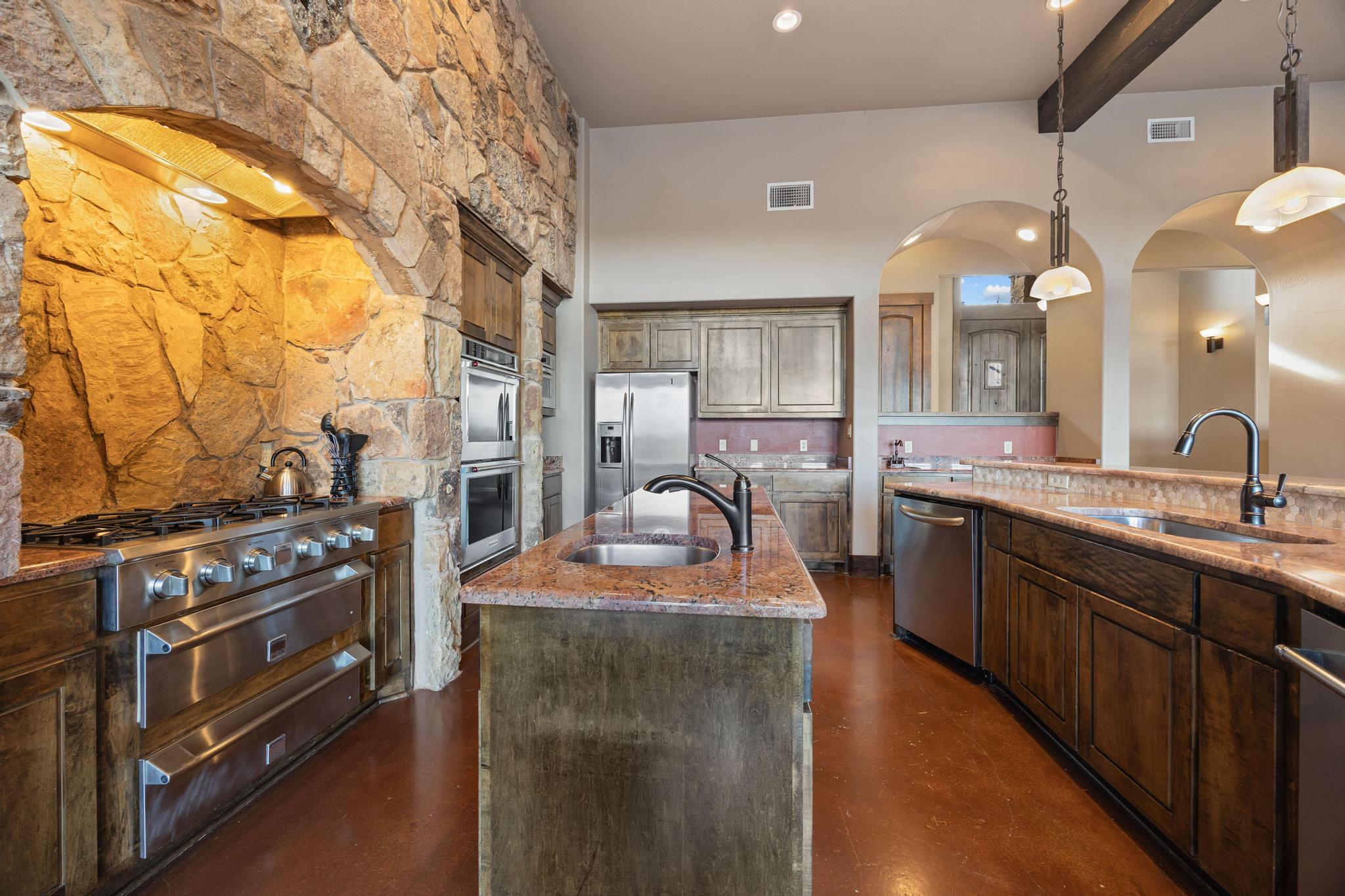 303 Yaupon Dr, Spicewood, TX 78669