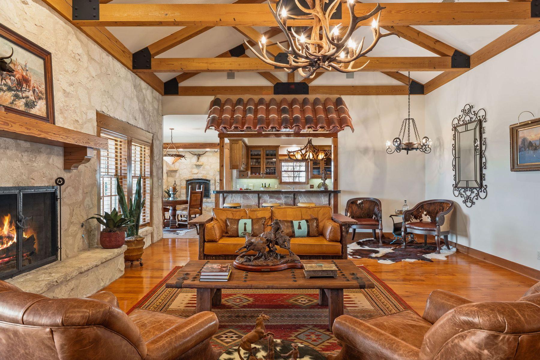 521 Bluff Creek Rd, Center Point, TX 78010