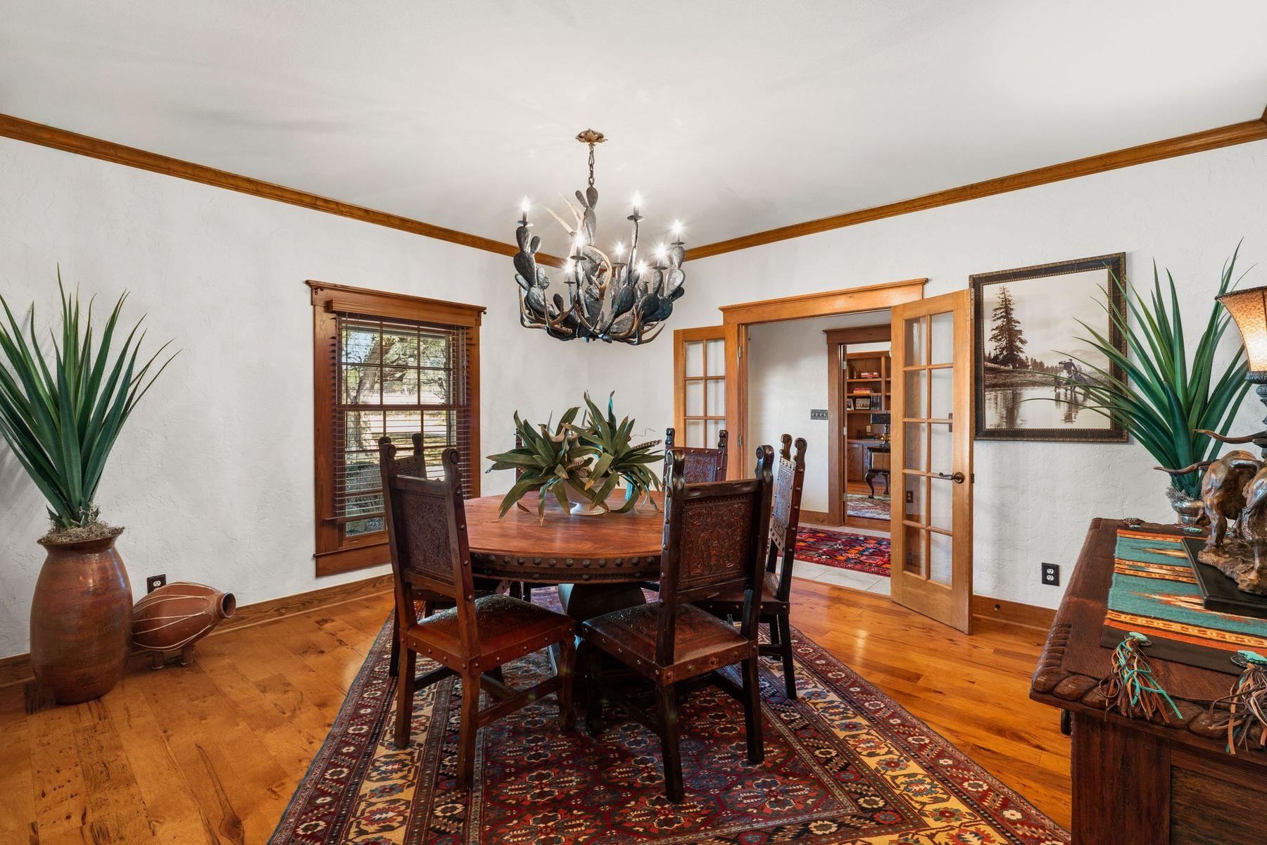 521 Bluff Creek Rd, Center Point, TX 78010