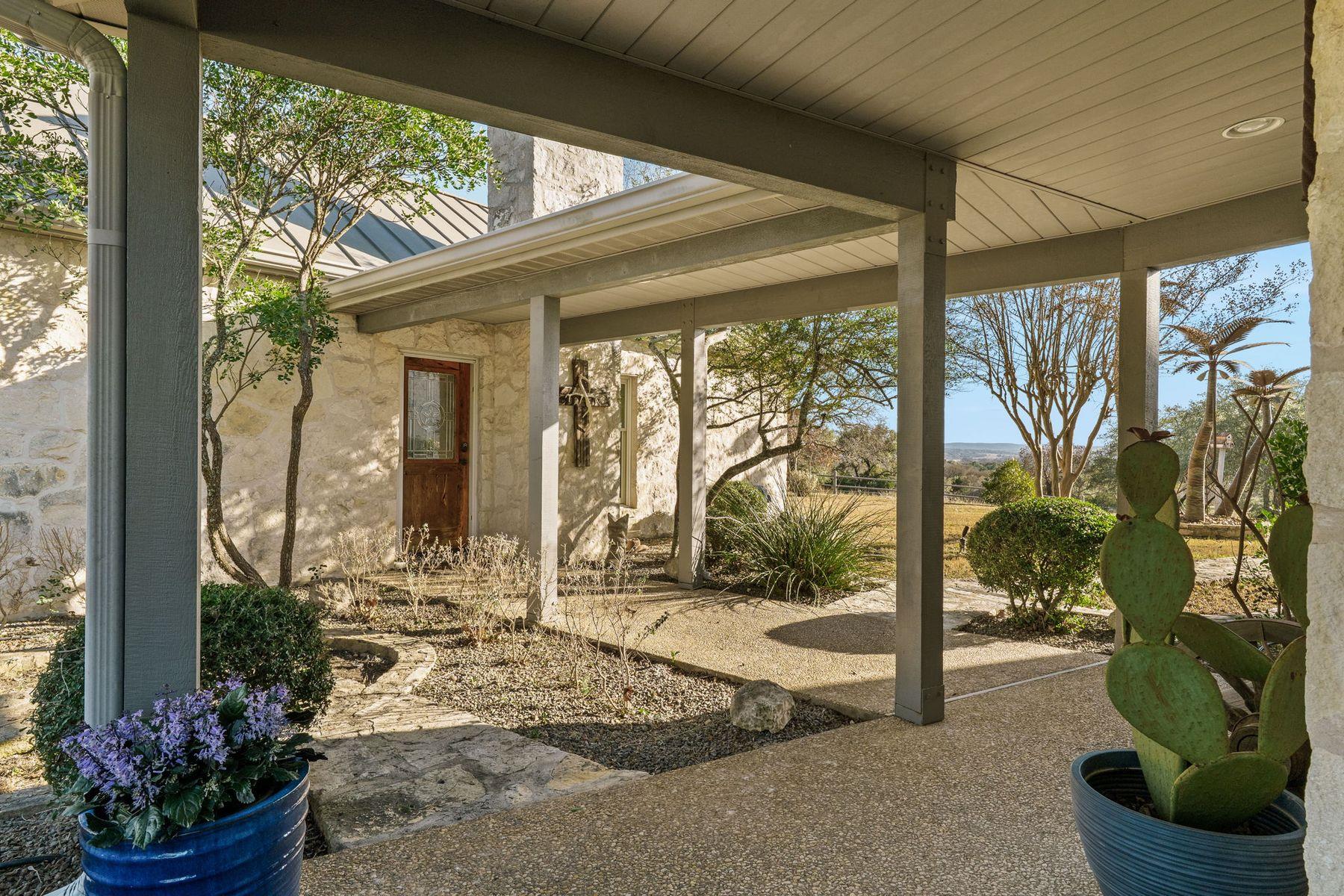 521 Bluff Creek Rd, Center Point, TX 78010