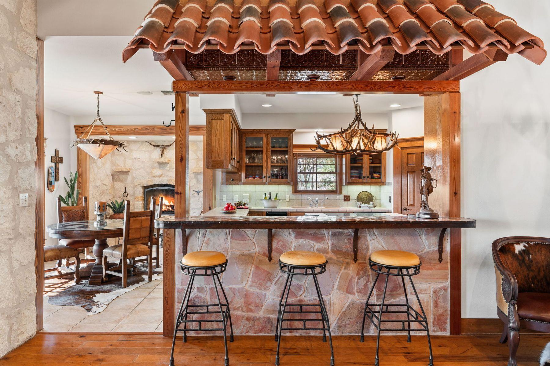 521 Bluff Creek Rd, Center Point, TX 78010