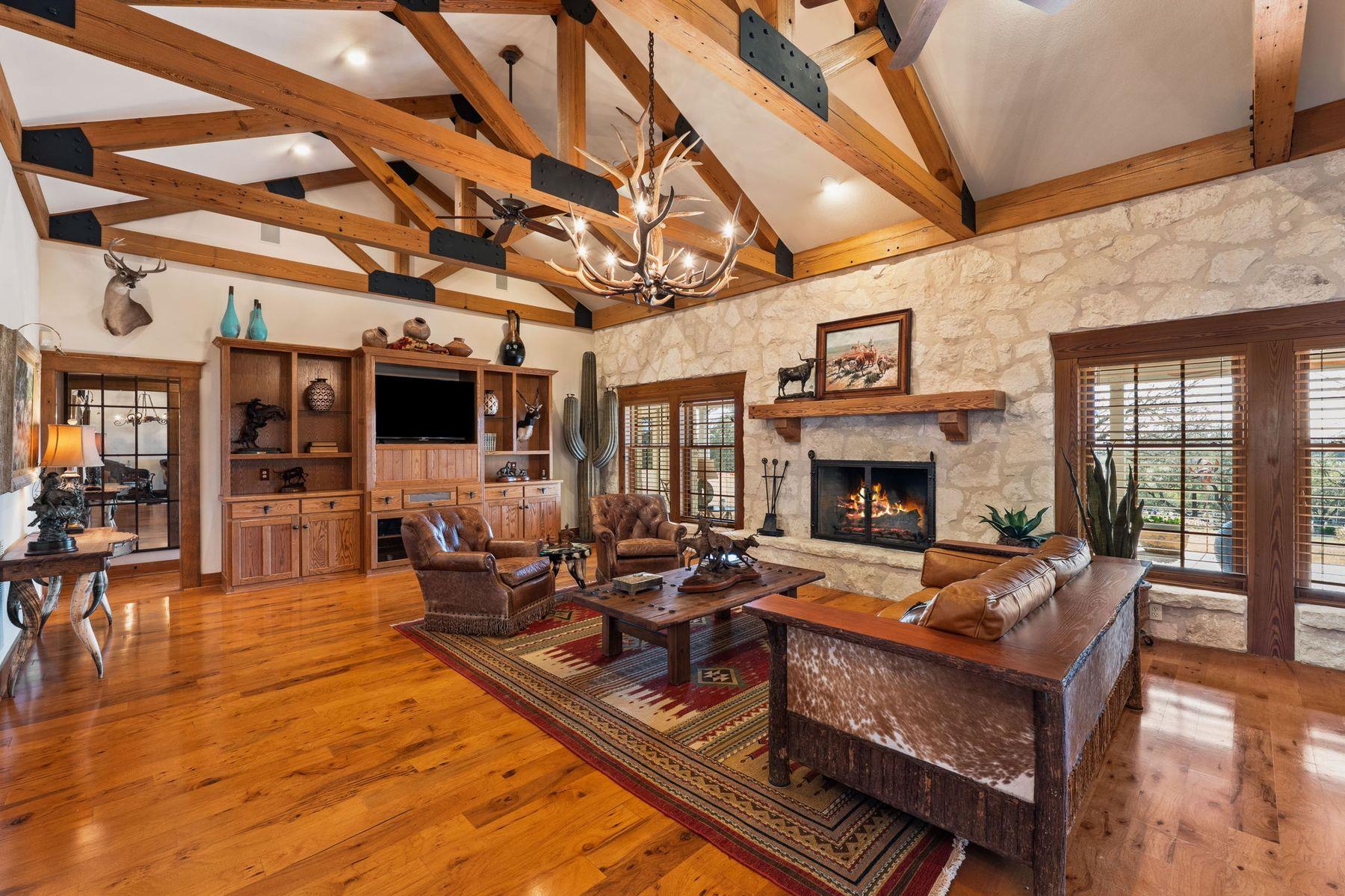 521 Bluff Creek Rd, Center Point, TX 78010