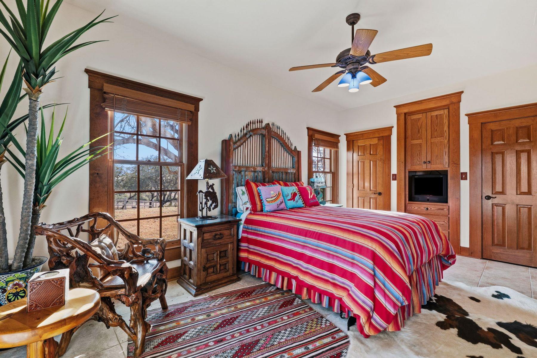 521 Bluff Creek Rd, Center Point, TX 78010