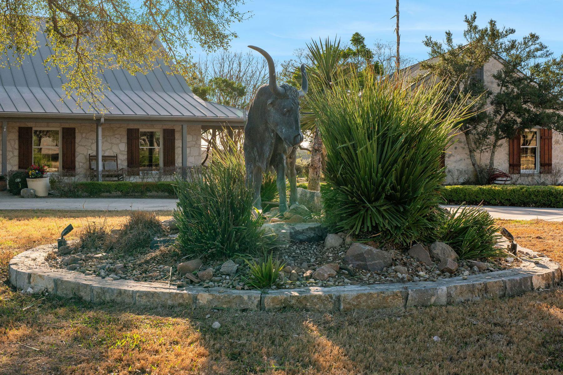 521 Bluff Creek Rd, Center Point, TX 78010