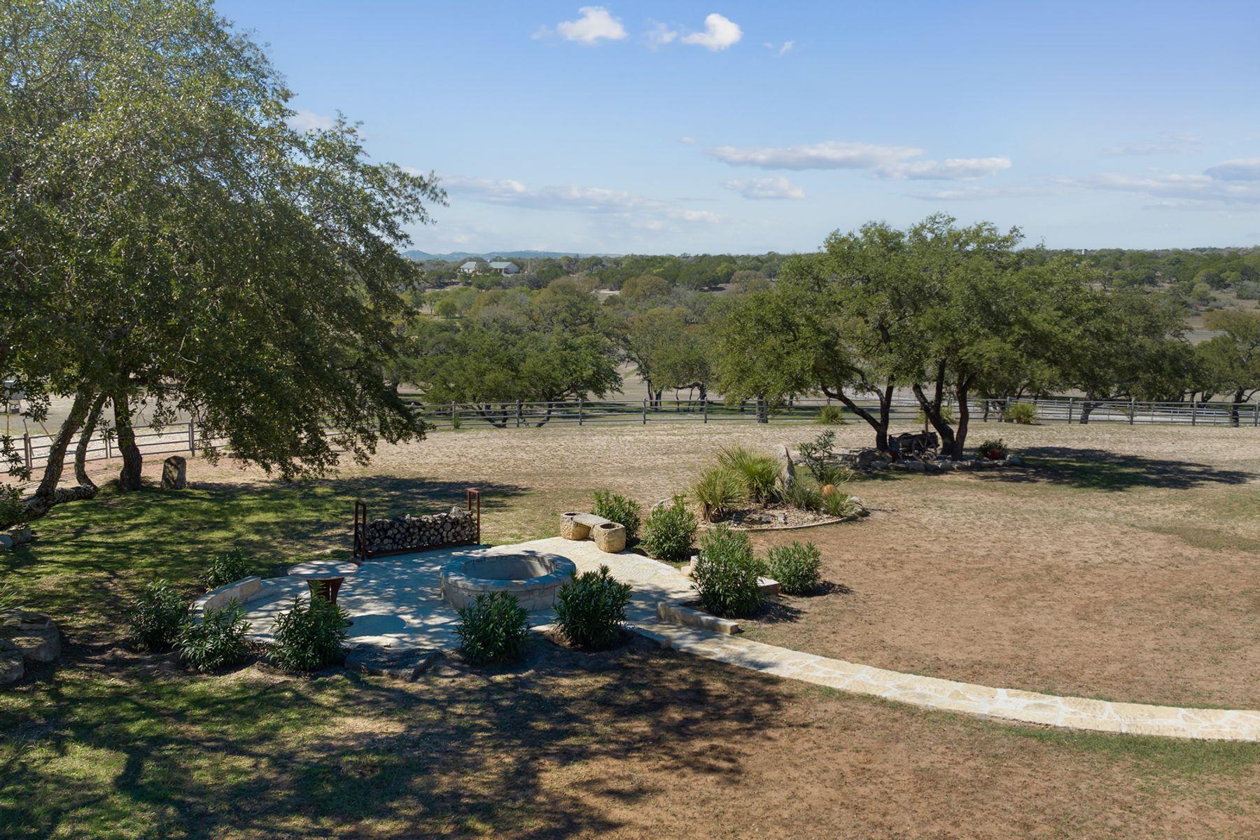 521 Bluff Creek Rd, Center Point, TX 78010