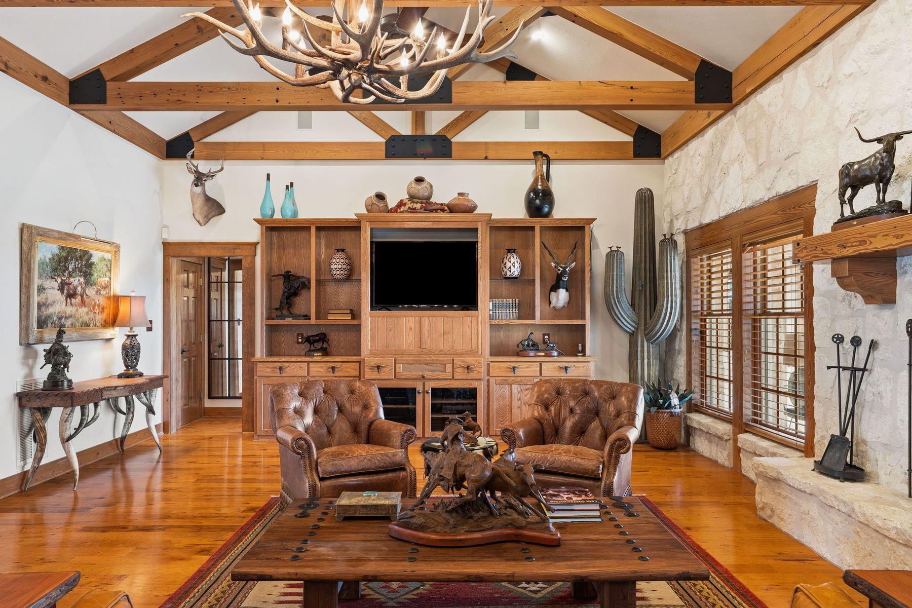 521 Bluff Creek Rd, Center Point, TX 78010