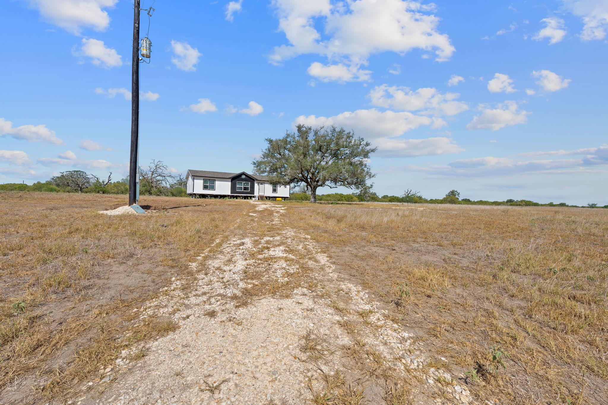 1177 County Road 402, Flatonia, TX 78941