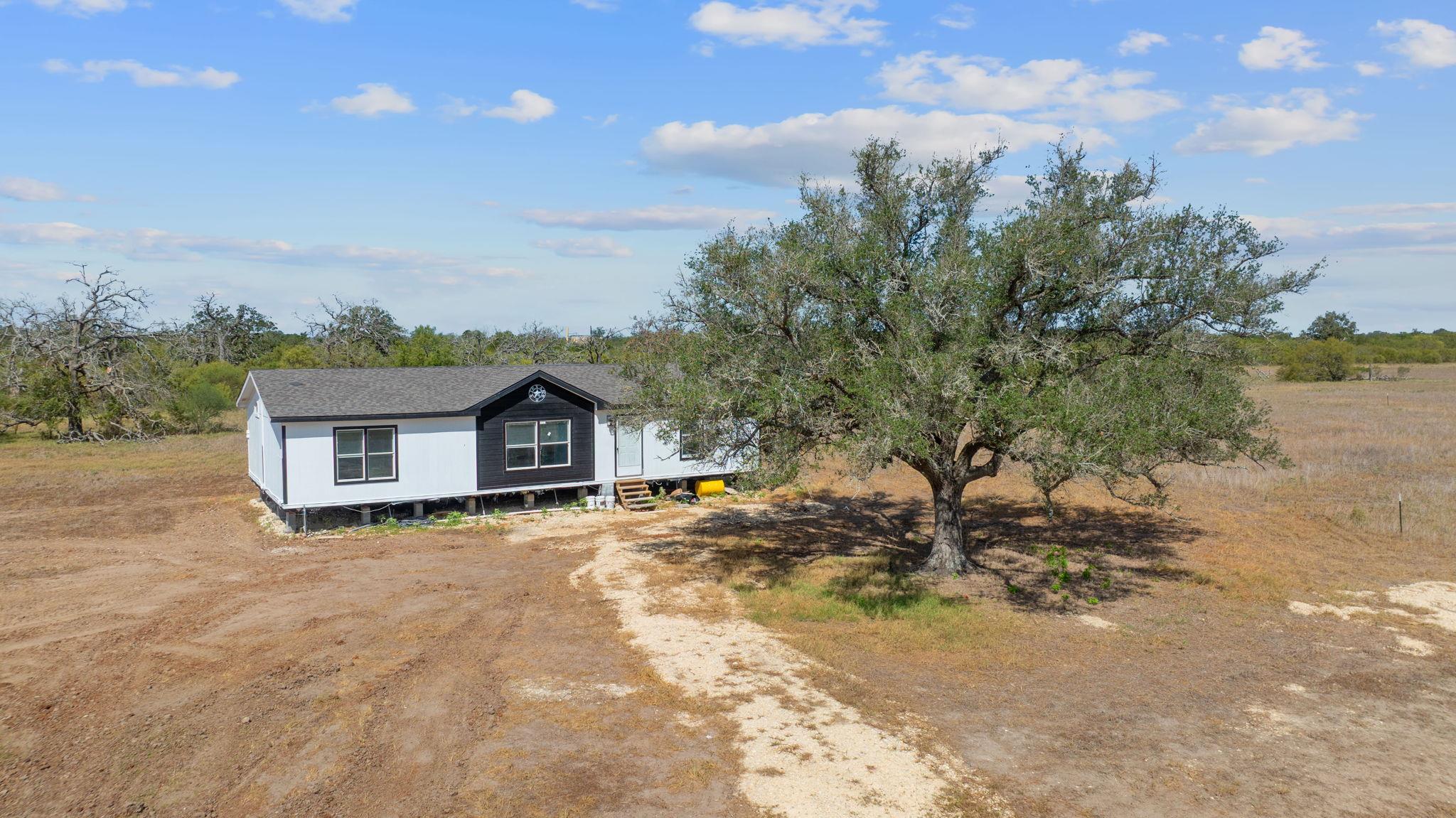 1177 County Road 402, Flatonia, TX 78941
