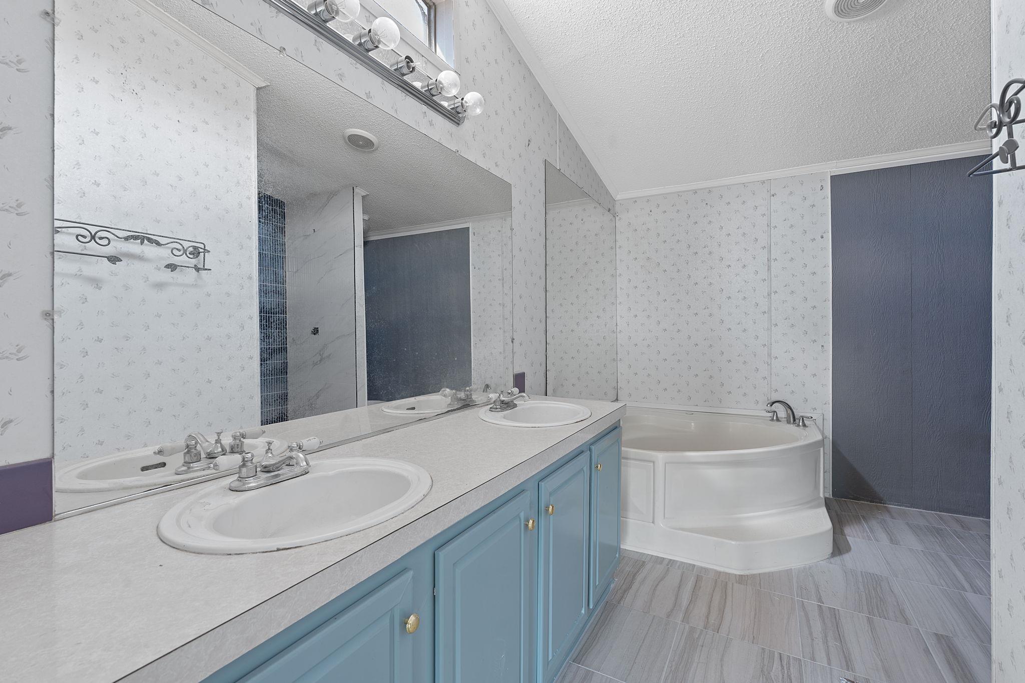 1177 County Road 402, Flatonia, TX 78941