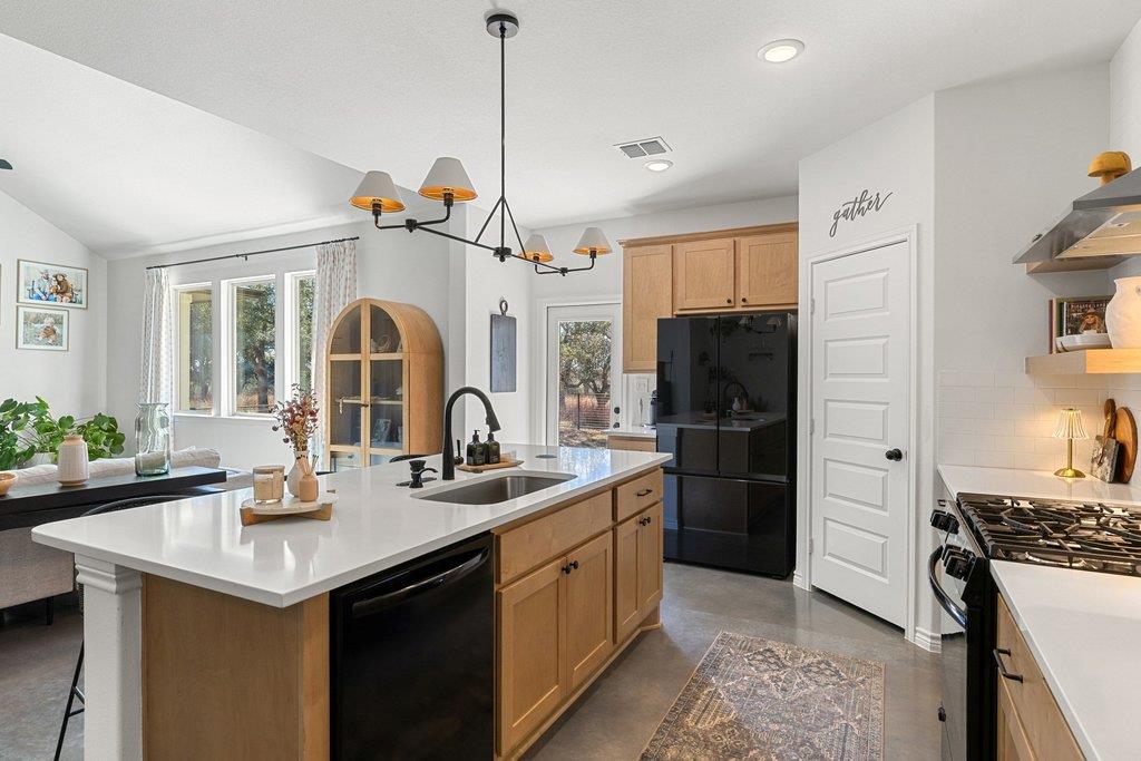 990 Axis Cir, Fredericksburg, TX 78624