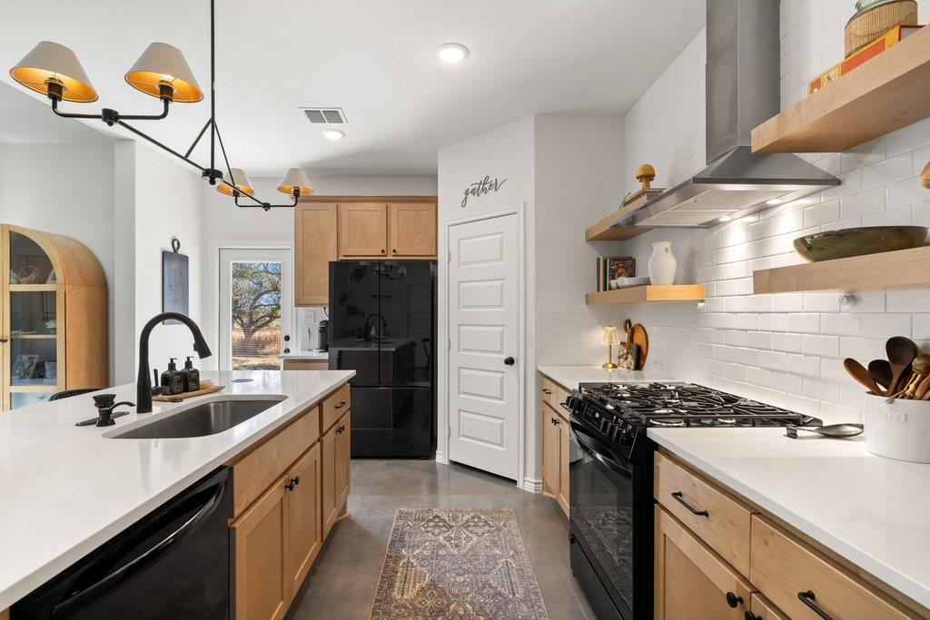 990 Axis Cir, Fredericksburg, TX 78624