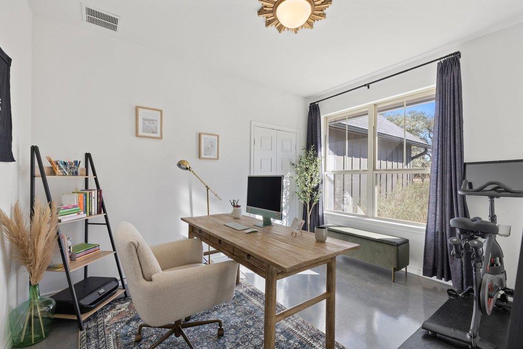 990 Axis Cir, Fredericksburg, TX 78624