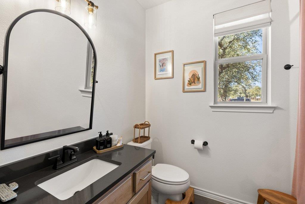 990 Axis Cir, Fredericksburg, TX 78624