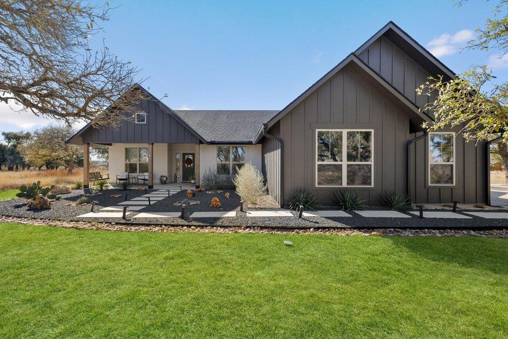 990 Axis Cir, Fredericksburg, TX 78624