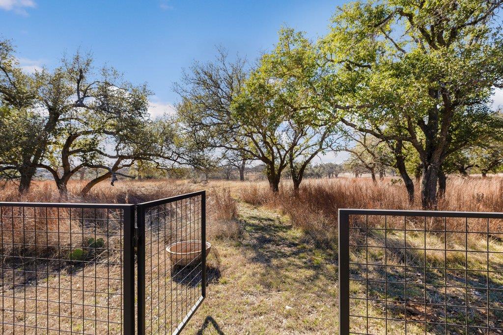 990 Axis Cir, Fredericksburg, TX 78624