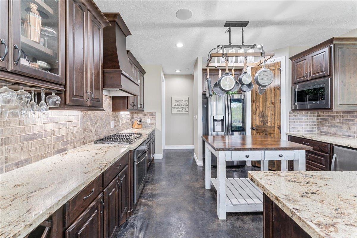 15637 Knotty Oaks Trail, Magnolia, TX 77355