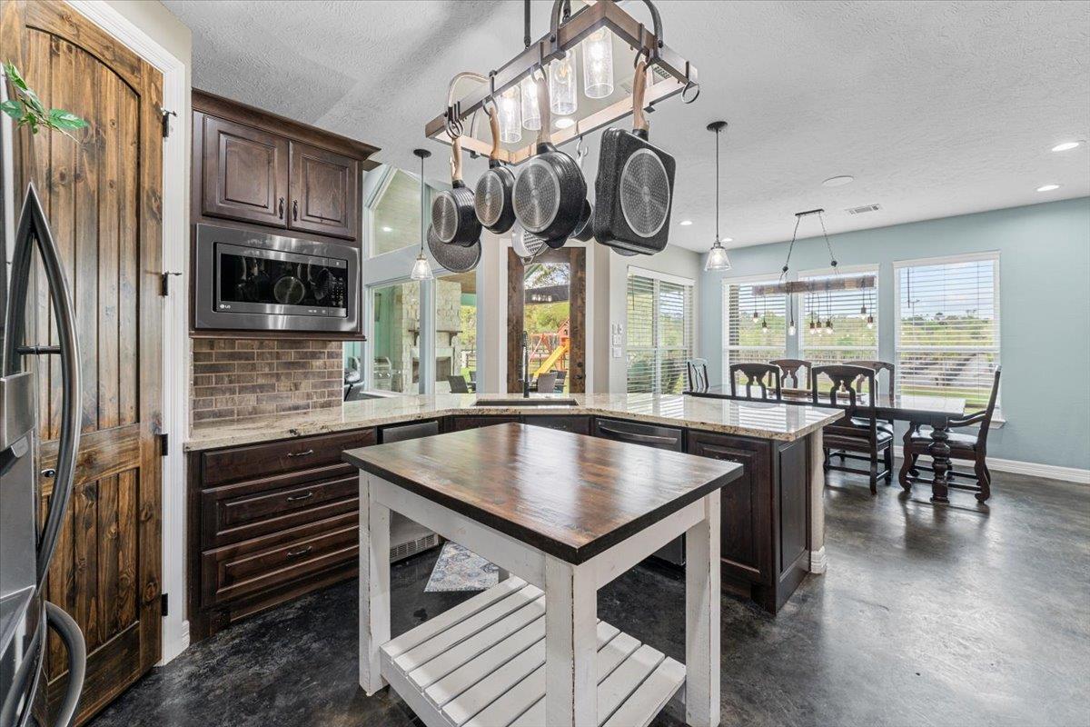 15637 Knotty Oaks Trail, Magnolia, TX 77355