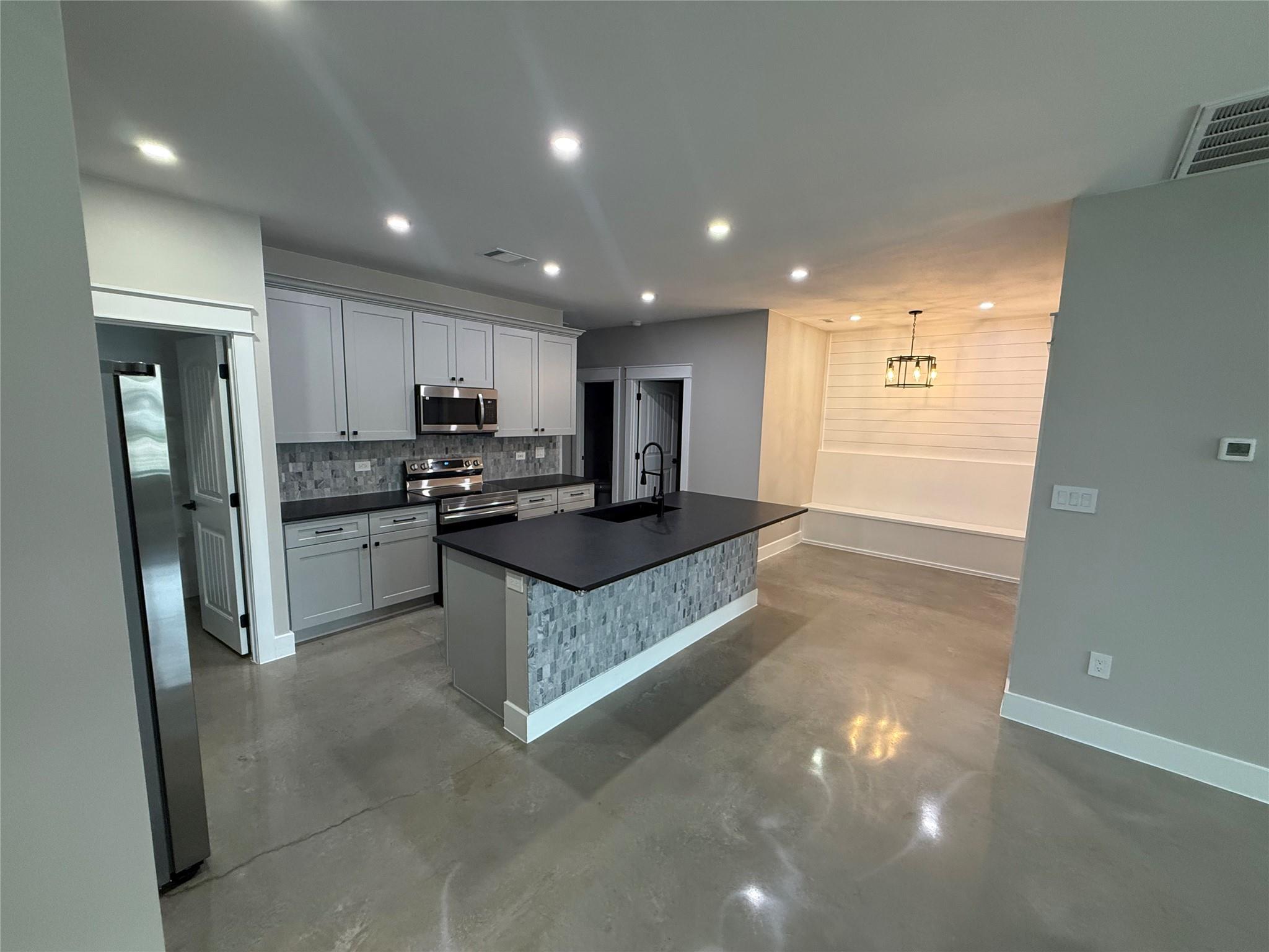 201 N Vandeveer St, Burnet, TX 78611