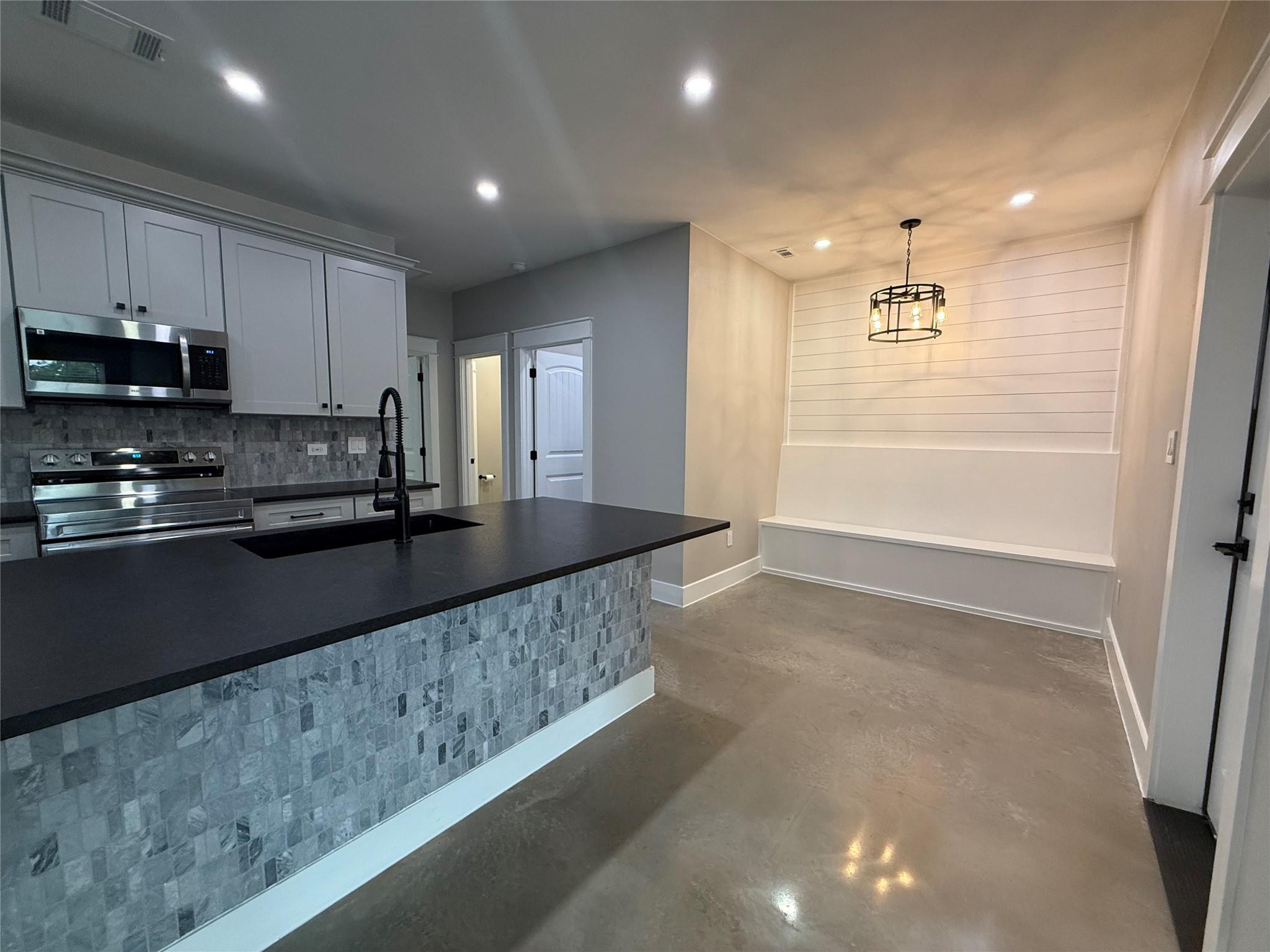 201 N Vandeveer St, Burnet, TX 78611