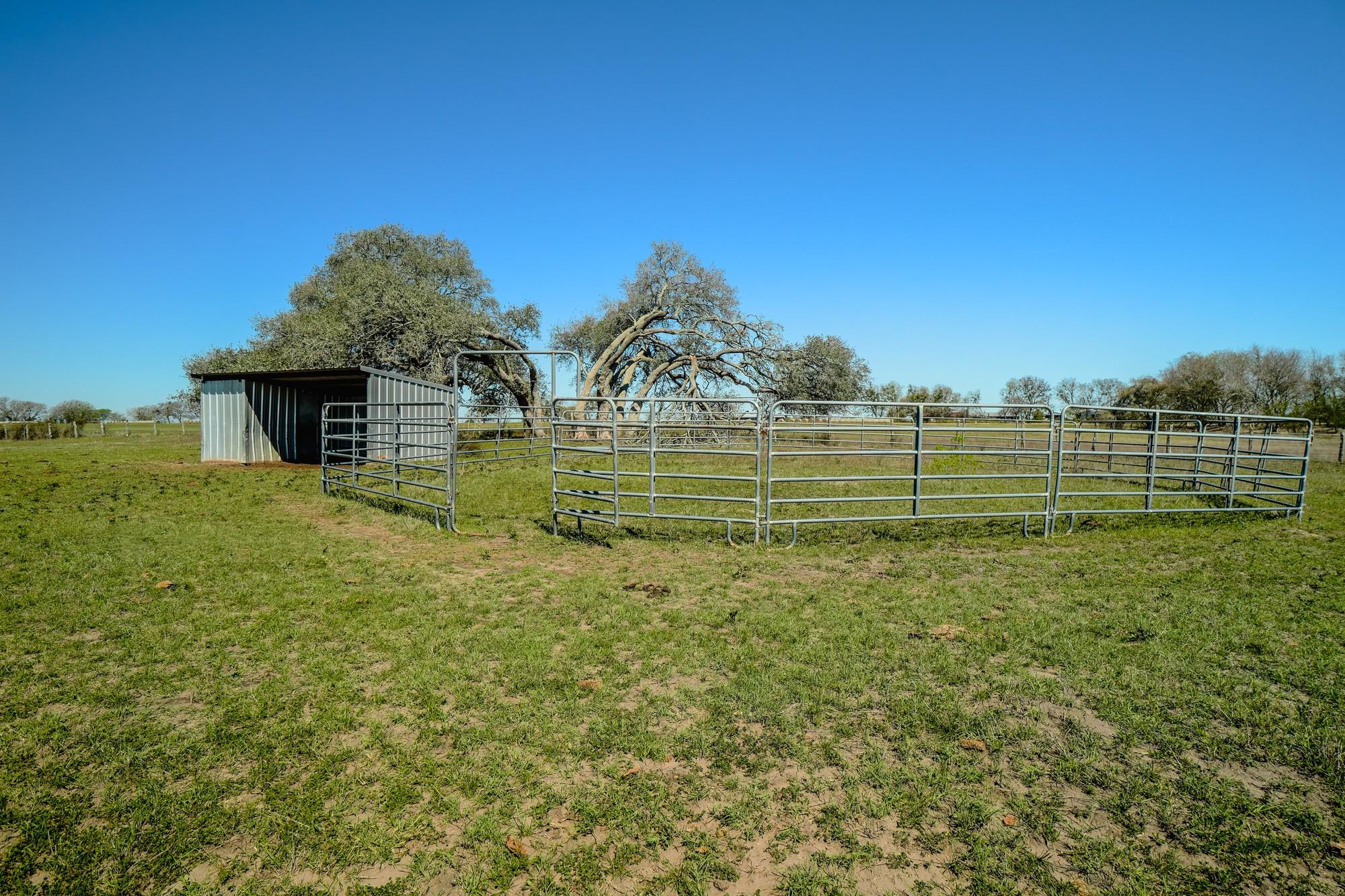 1797 County Road 261, Moulton, TX 77975