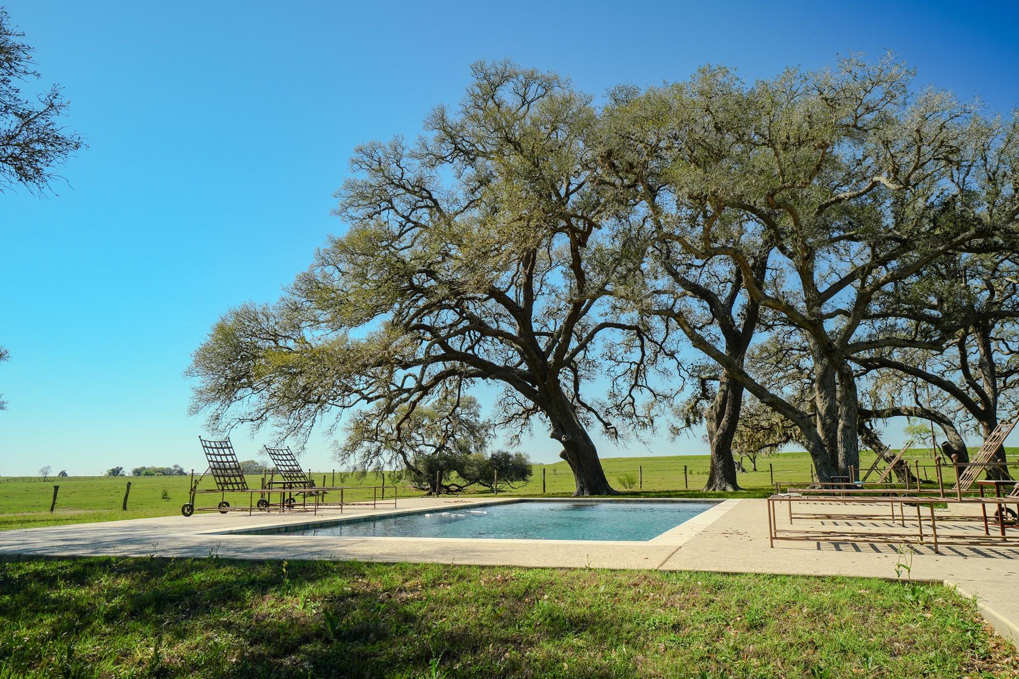 1797 County Road 261, Moulton, TX 77975