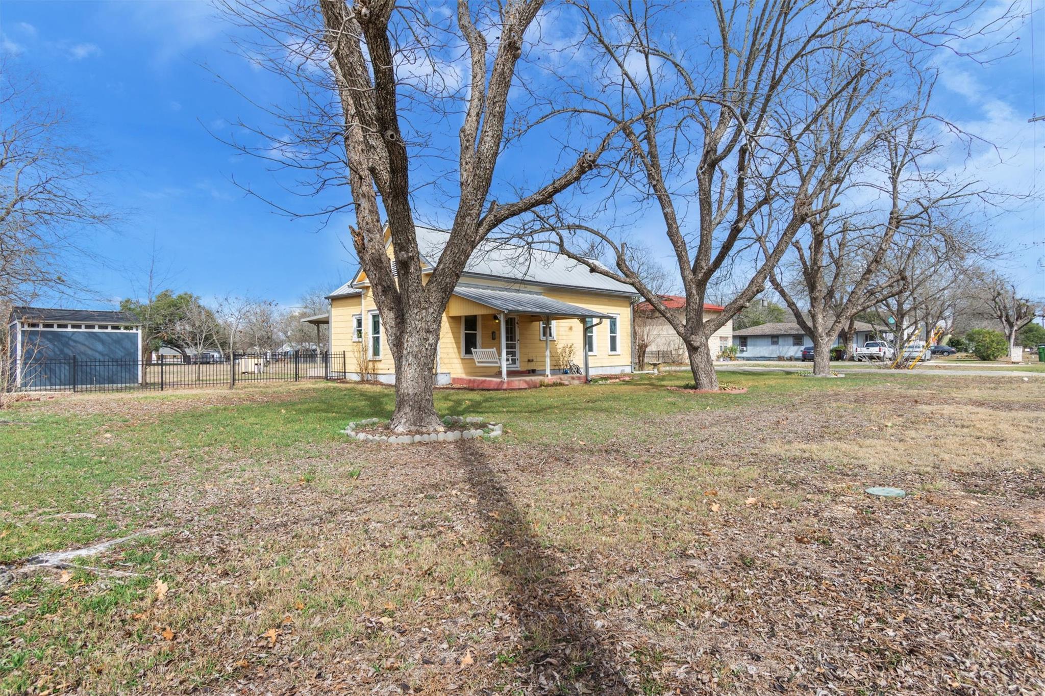 703 BOIS D'ARC St, Lockhart, TX 78644