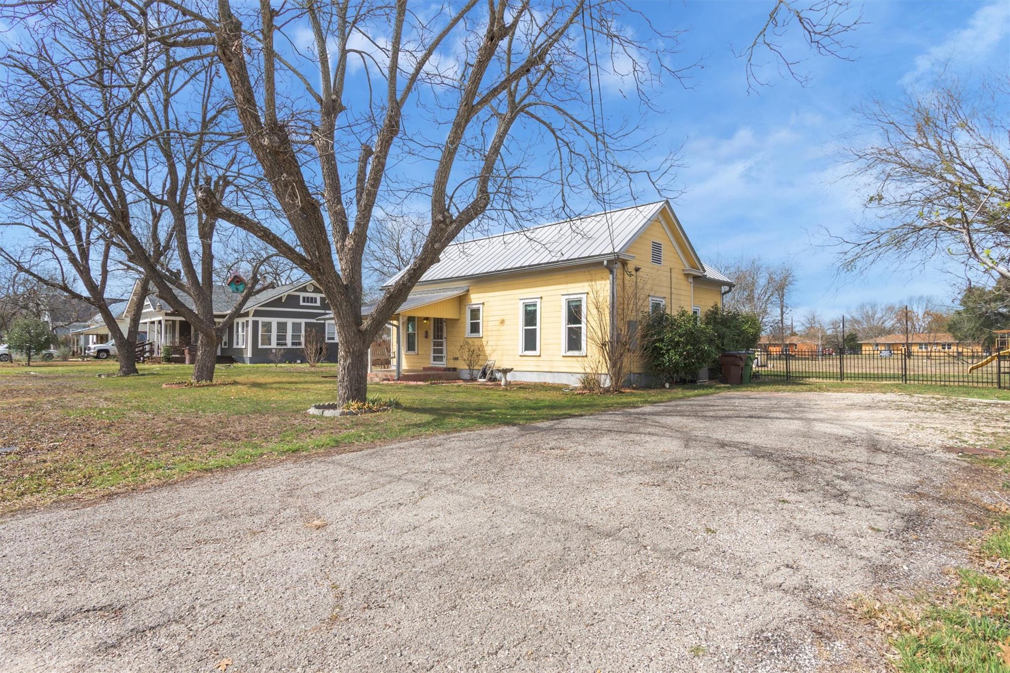 703 BOIS D'ARC St, Lockhart, TX 78644