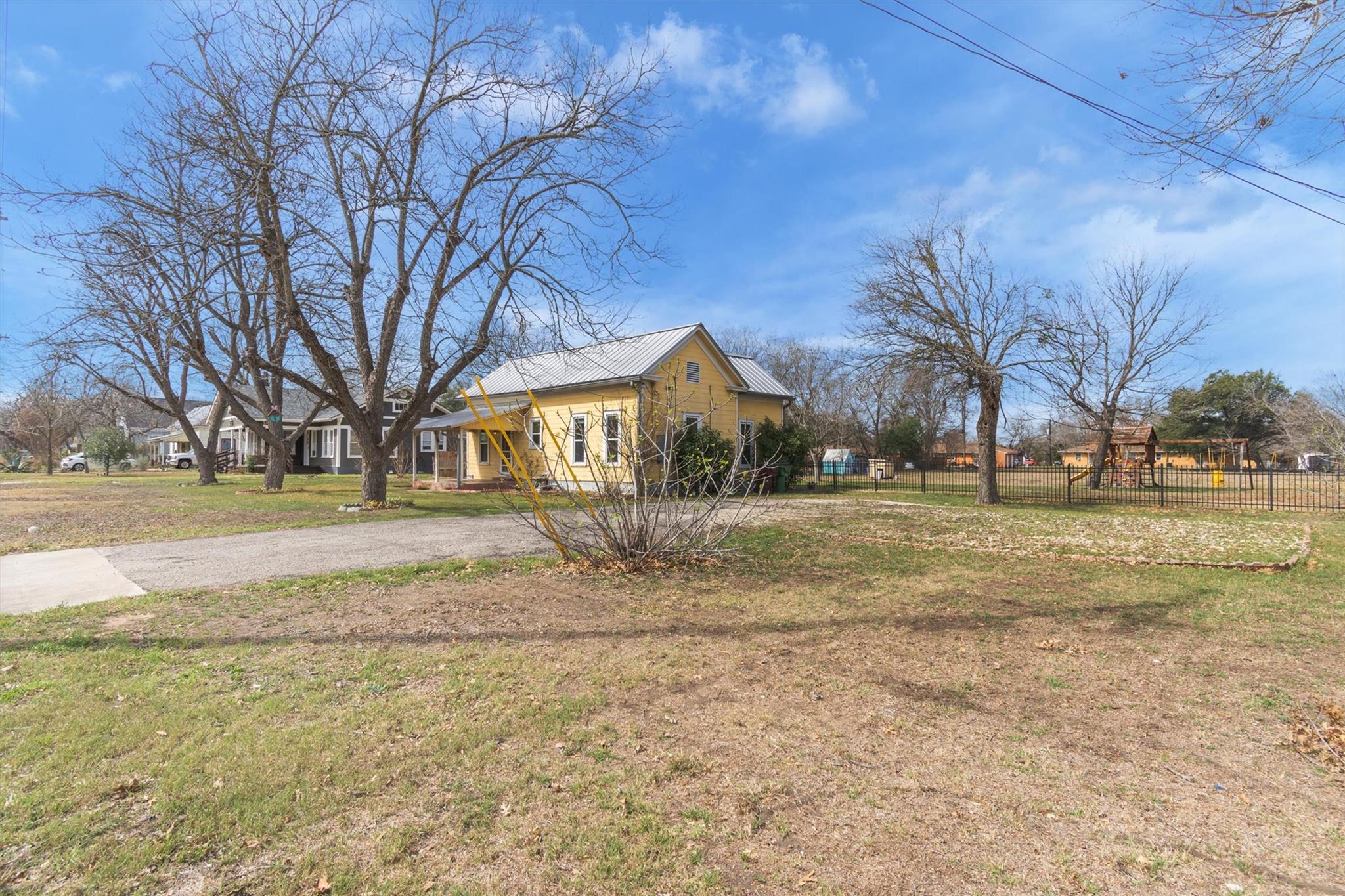 703 BOIS D'ARC St, Lockhart, TX 78644