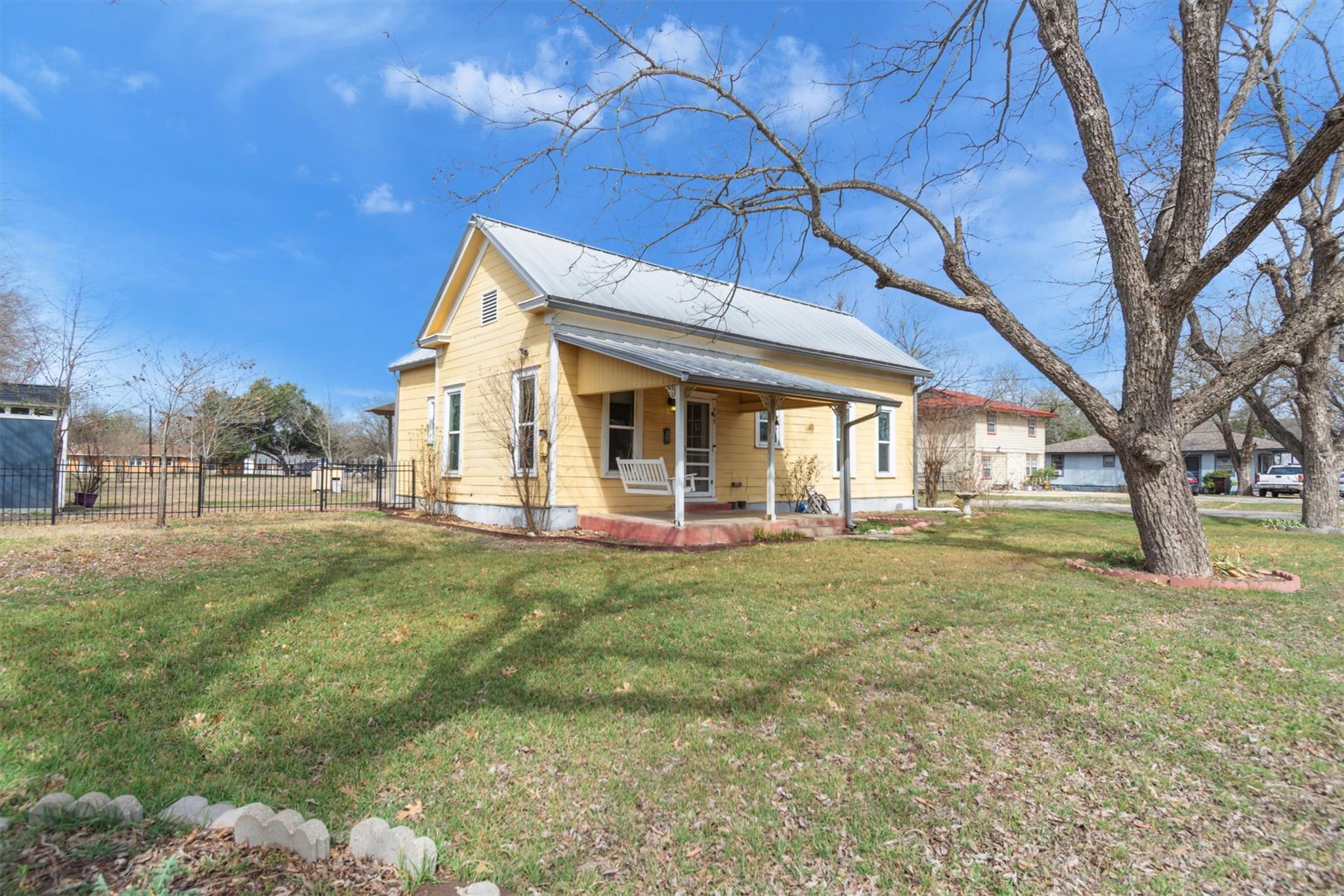703 BOIS D'ARC St, Lockhart, TX 78644