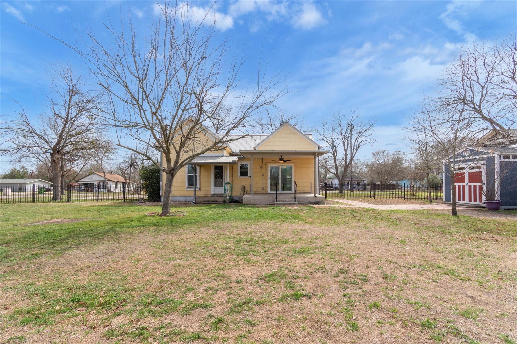703 BOIS D'ARC St, Lockhart, TX 78644
