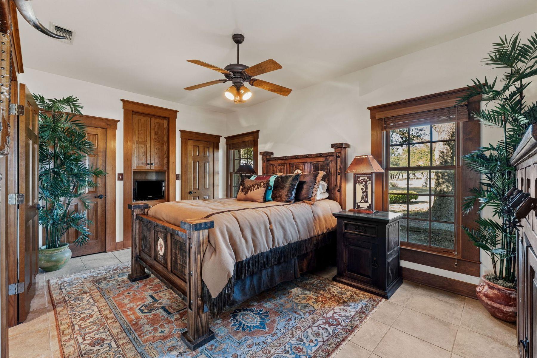 521 Bluff Creek Road Rd, Center Point, TX 78010