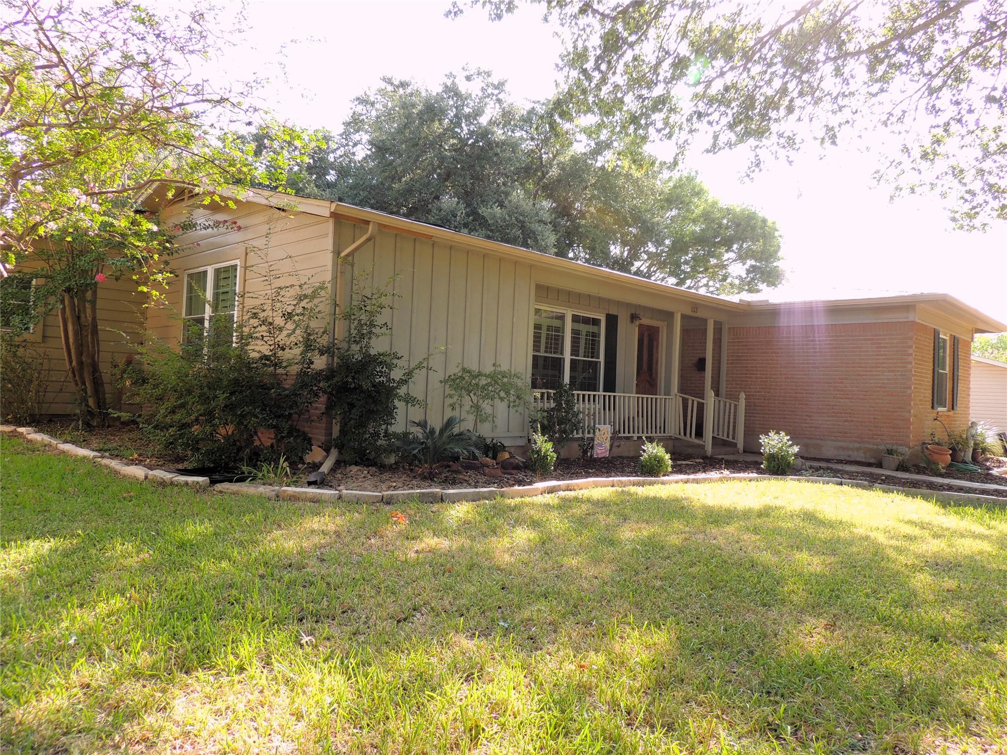 133 Hillcrest Dr, Luling, TX 78648