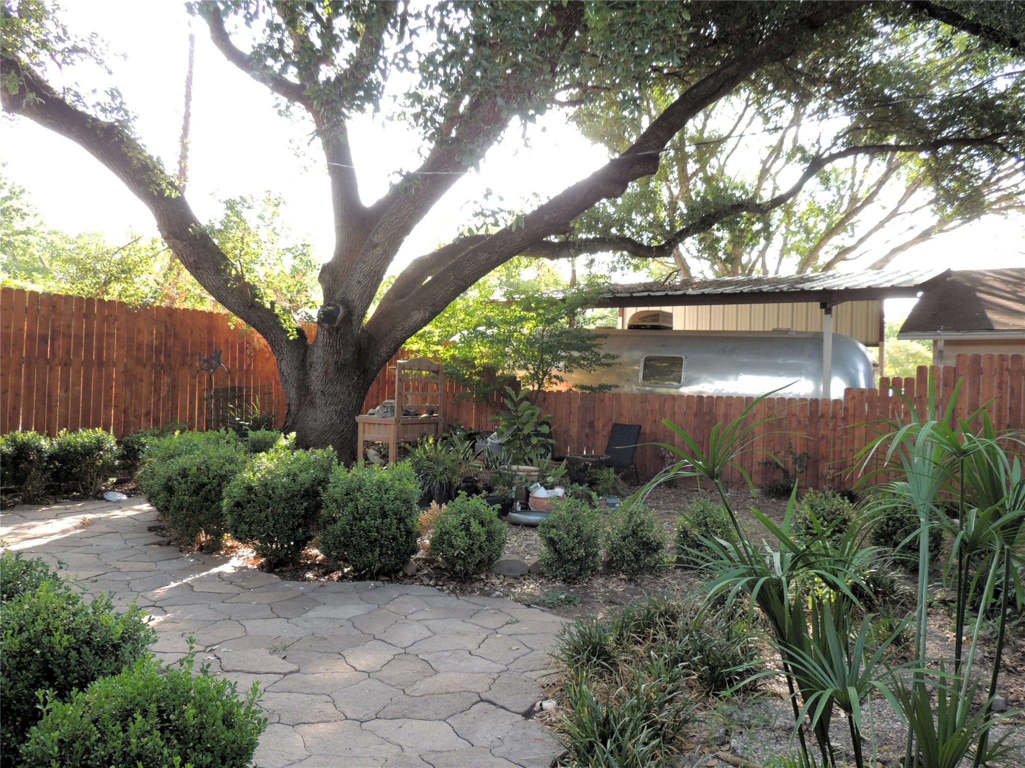 133 Hillcrest Dr, Luling, TX 78648